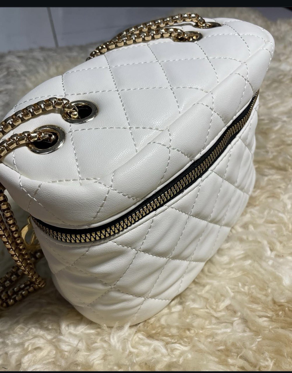 Luxury Quilted White Bag with Gold Chain Strap - Fashionable Handbag